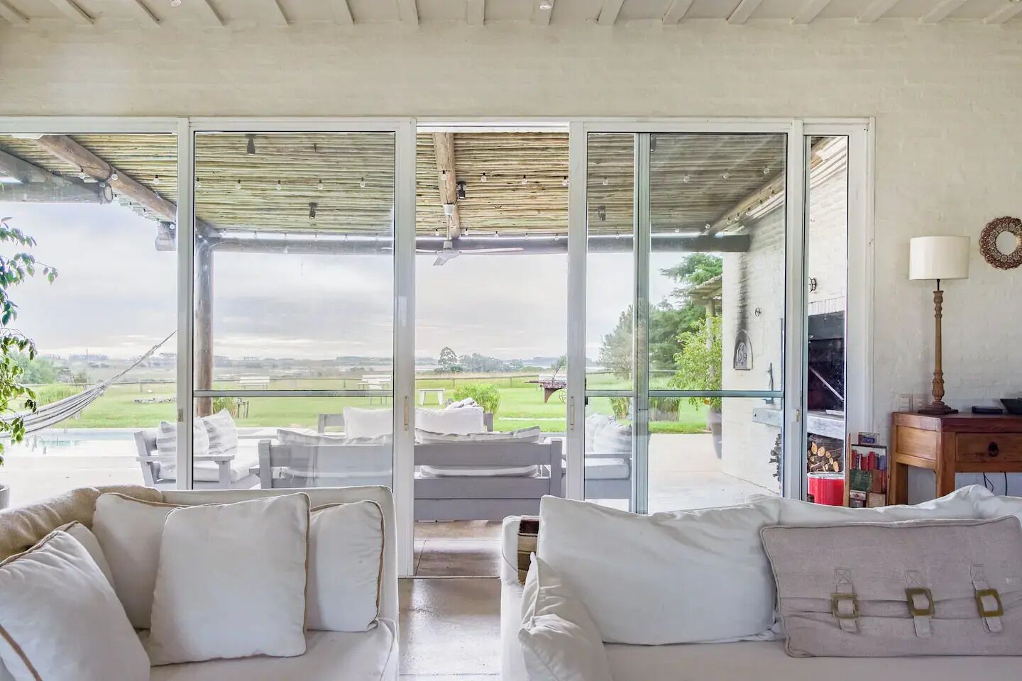 智能电视、壁炉、DVD 播放器、桌上足球