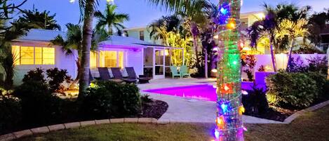 Alberca al aire libre y alberca climatizada