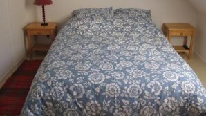 A bedroom with a bed, two nightstands, a red lamp, and a patterned bedspread. - chalet - SAINT LARY SOULAN (Vignec) (VIGNEC)