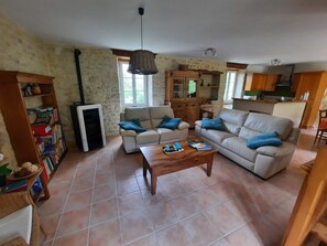 TV, lettore DVD, tavolo da ping pong, libri