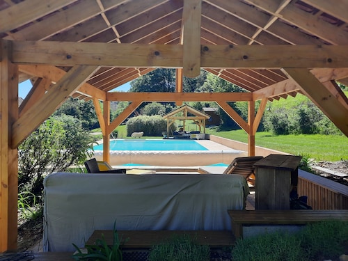 Maison en pierre avec piscine à 200 mètres d'un petit village. Cul de sac.