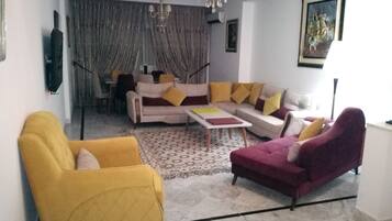 Televisión de pantalla plana y estéreo