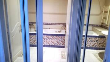 SĂšche-cheveux, serviettes fournies, savon, papier toilette