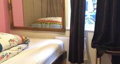 London: Self catering apartment 10 minutes to central London.