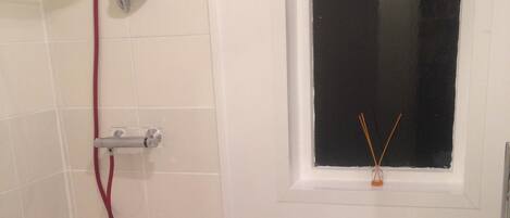 Badkar, hårtork, handdukar och tvål