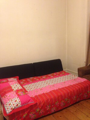 Interior - London: Self catering apartment 10 minutes to central London. (london)