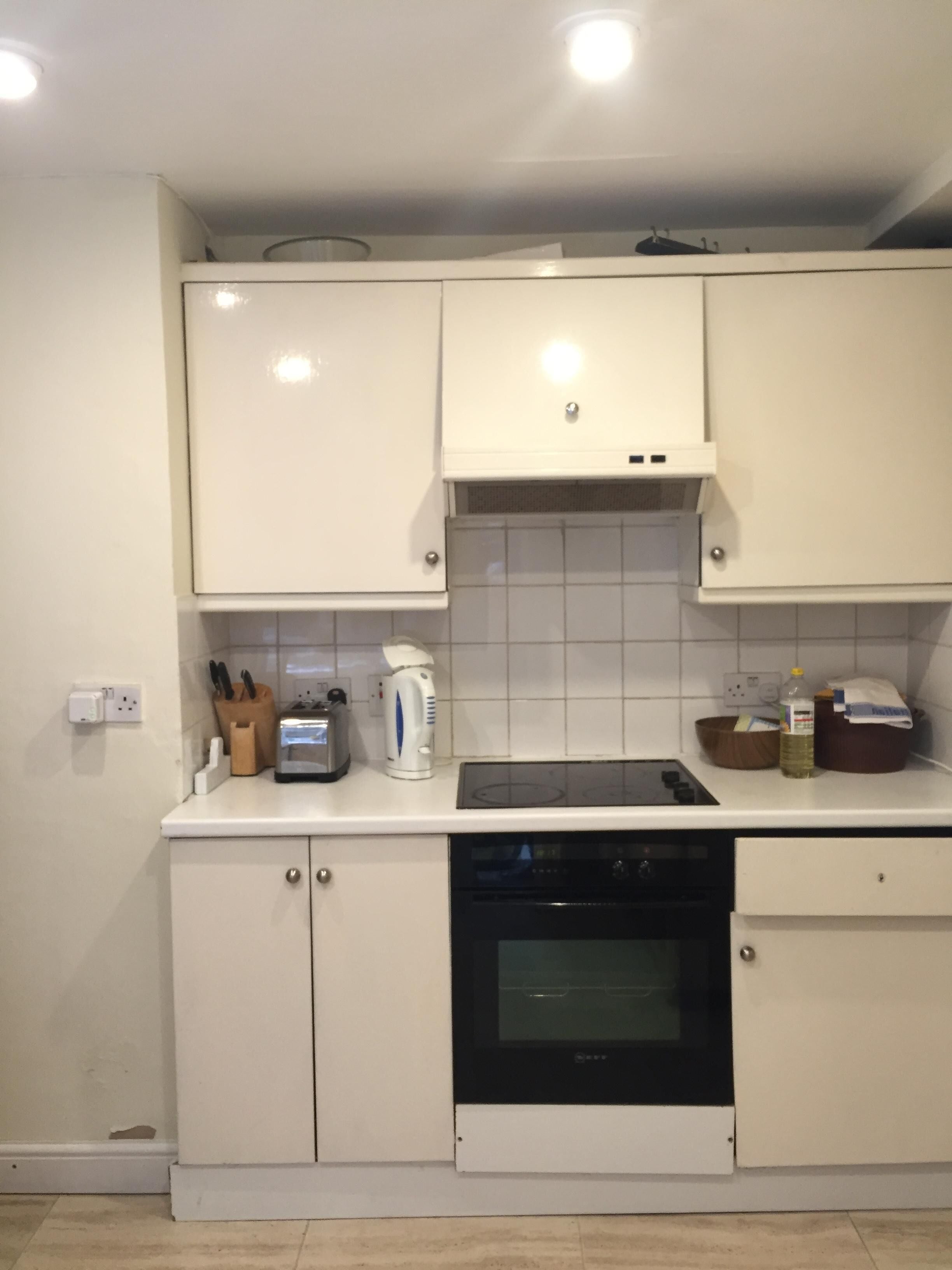 Een koelkast, een microgolfoven, een oven, een kookplaat