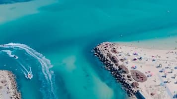 Tæt på stranden, liggestole, badehåndklæder