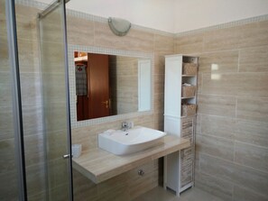 Douche, séchoir à cheveux, bidet, serviettes fournies