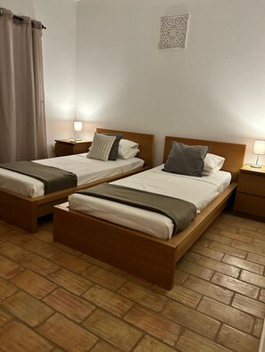 3 chambres, coffre-fort, fer et planche à repasser, lit de bébé portatif