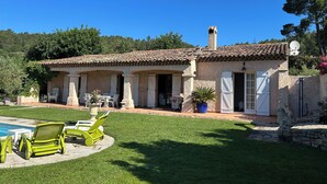 A Mediterranean-style villa with a swimming pool, outdoor seating, and a stone wall. - Villa, private swimming pool exclusive to tenants (Cabasse)