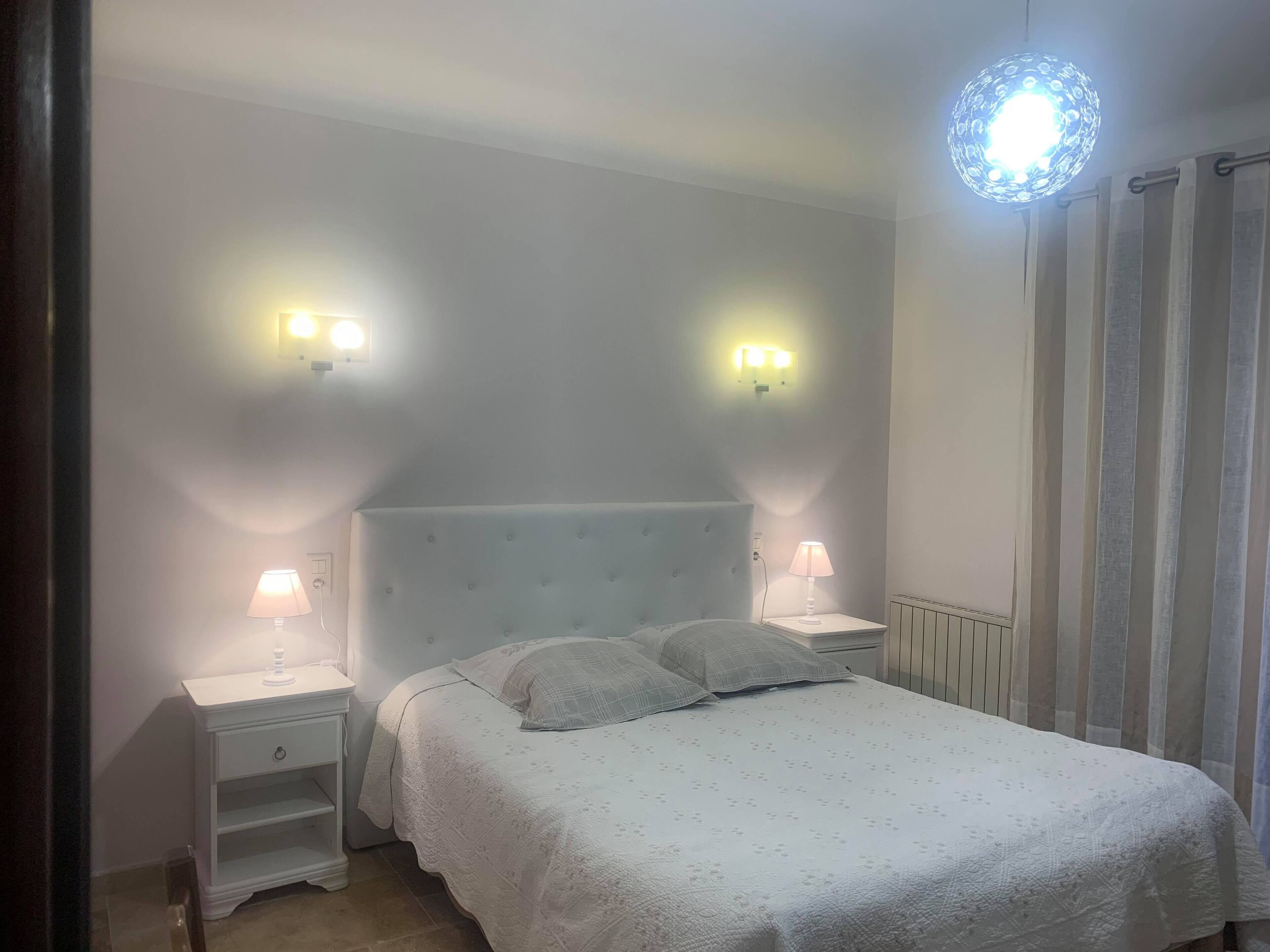 chambre  parentale climatisé face a la piscine
Chambre lit en 1,60