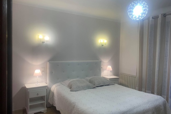 chambre parentale climatisé face a la piscine
Chambre lit en 1,60