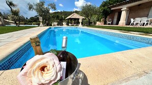 A swimming pool with a champagne bottle and a flower on the edge. - Villa, private swimming pool exclusive to tenants (Cabasse)