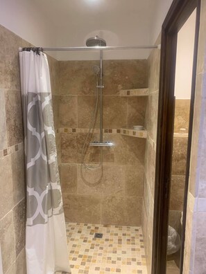 Badewanne, Haartrockner, Bidet, Handtücher