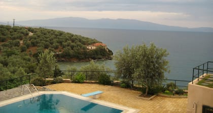 Tyylikäs huvila yksityisellä rannalla, uima-allas, grilli, sauna, poreallas ja yrttitarha