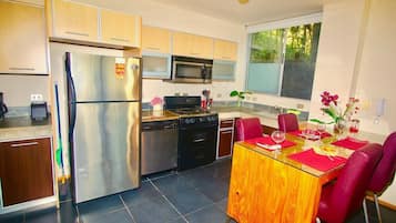 雪櫃、微波爐、焗爐、爐具