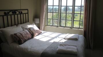 3 habitaciones, escritorio, wifi gratis y ropa de cama