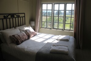 3 makuuhuonetta, työpöytä, ilmainen Wi-Fi, vuodevaatteet