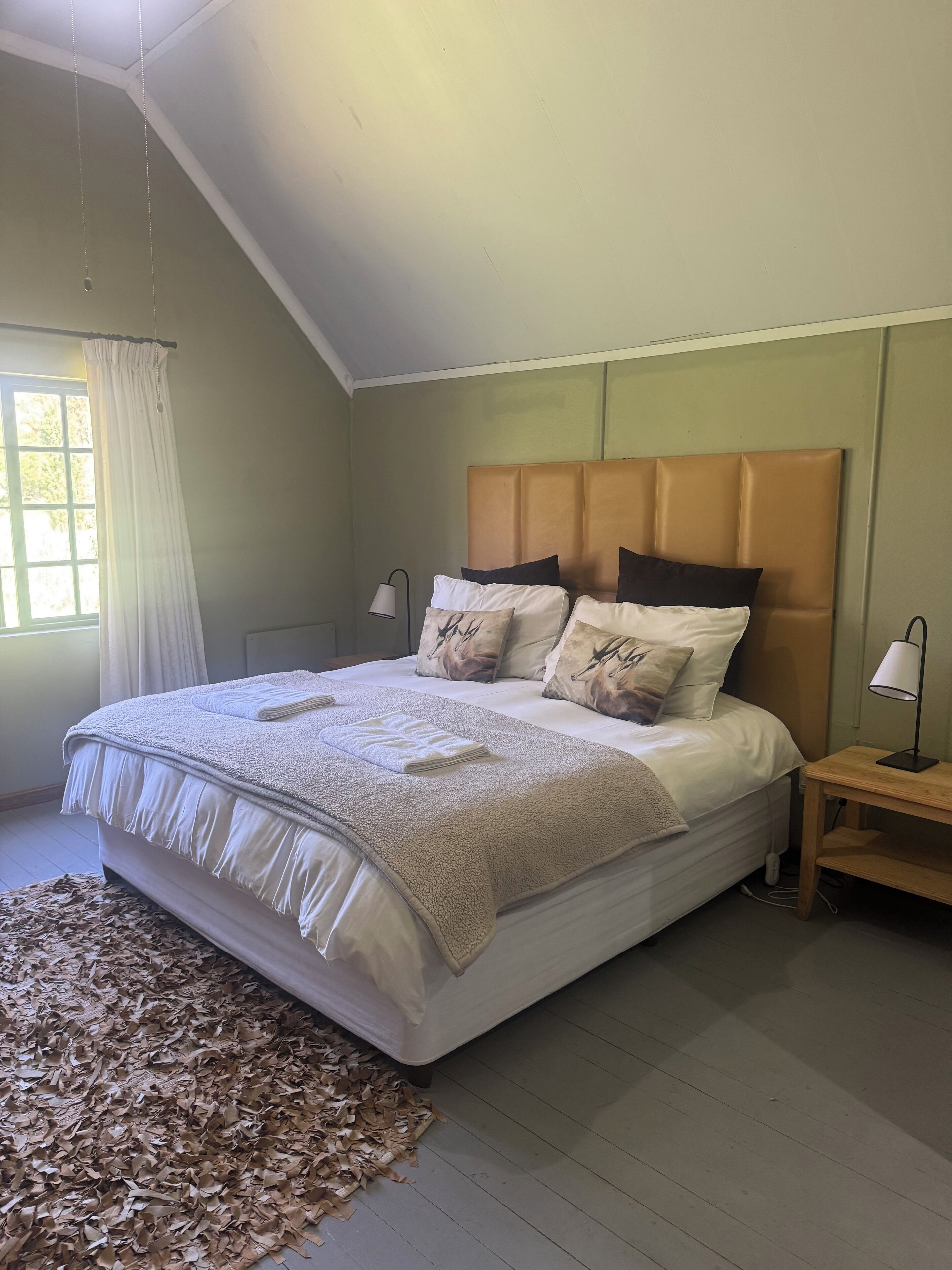 3 makuuhuonetta, työpöytä, ilmainen Wi-Fi, vuodevaatteet