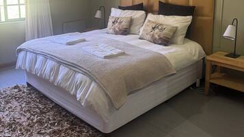 3 makuuhuonetta, työpöytä, ilmainen Wi-Fi, vuodevaatteet