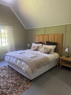 3 室のベッドルーム、デスク、WiFi (無料)、ベッドシーツ