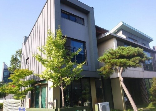 'EAT, PRAY, LOVE'  Spoon house