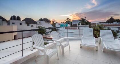 Swimming Pool, Rooftop Terrace, 4 Blocks from Ocean
