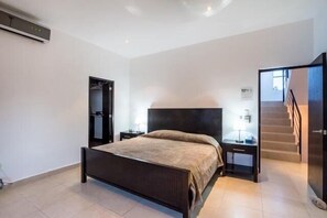 4 bedrooms, iron/ironing board, bed sheets - Swimming Pool, Rooftop Terrace, 4 Blocks from Ocean (Cozumel)