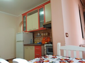 Private kitchen - Cozy Apartment next to the beach (Durrës)