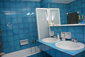 Bañera, secador de pelo, toallas, jabón