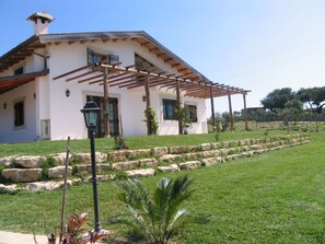 Exterior - Apartment in villa with pool close to sea, countryside, in the area of "barocco" (Ragusa)