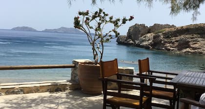 Bellamente renovada casa de piedra tradicional en Vori, sur de Creta, Grecia.