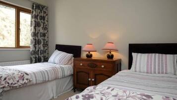 5 Schlafzimmer, Bügeleisen/Bügelbrett, kostenloses WLAN, Bettwäsche