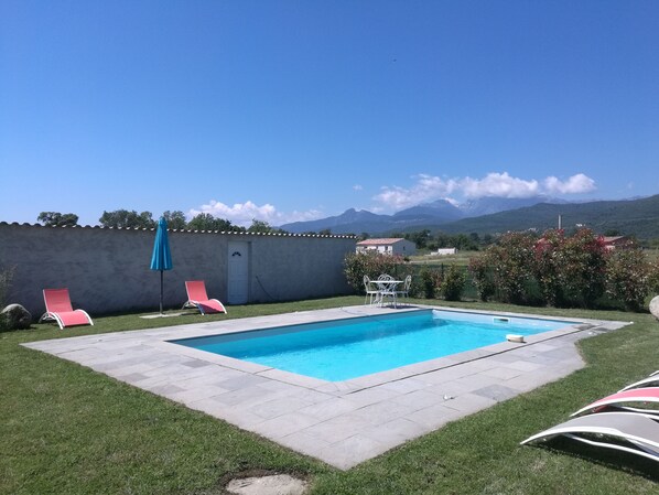 Piscina all'aperto, una piscina riscaldata