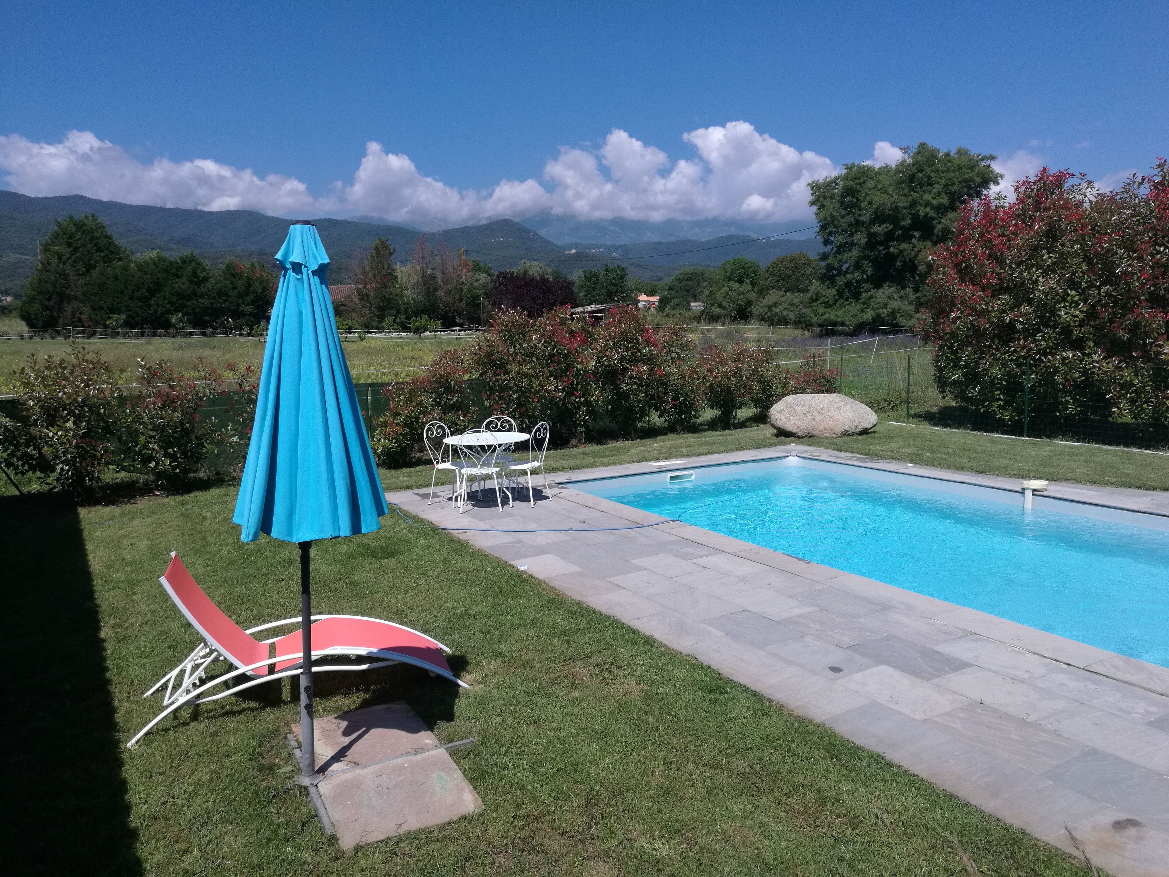 Een buitenzwembad en een verwarmd zwembad