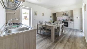 KĂŒhlschrank, Mikrowelle, Ofen, Herdplatte