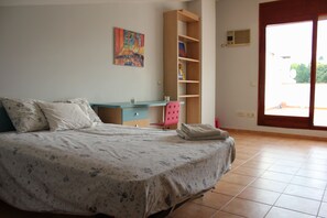 4 camere, una scrivania, ferro/asse da stiro, culla da viaggio