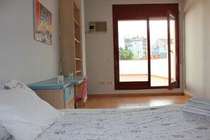 4 slaapkamers, een bureau, een strijkplank/strijkijzer, reisbedje