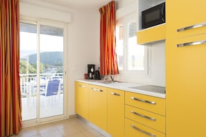 Kühlschrank, Mikrowelle, Herdplatte, Geschirrspüler