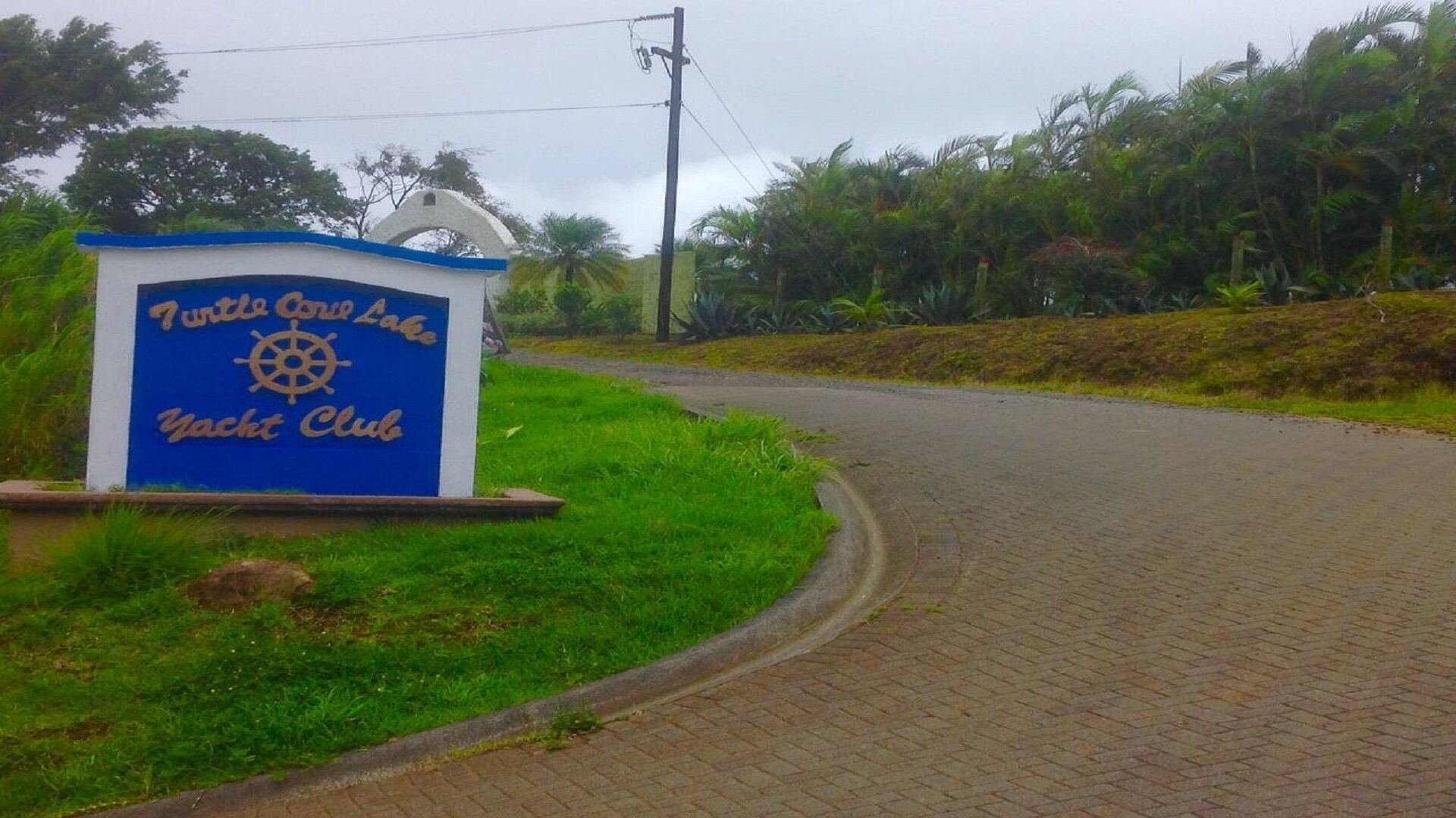 Skilt for Turtle Cove Lake Yacht Club.