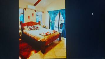 4 bedrooms, desk, iron/ironing board, free WiFi