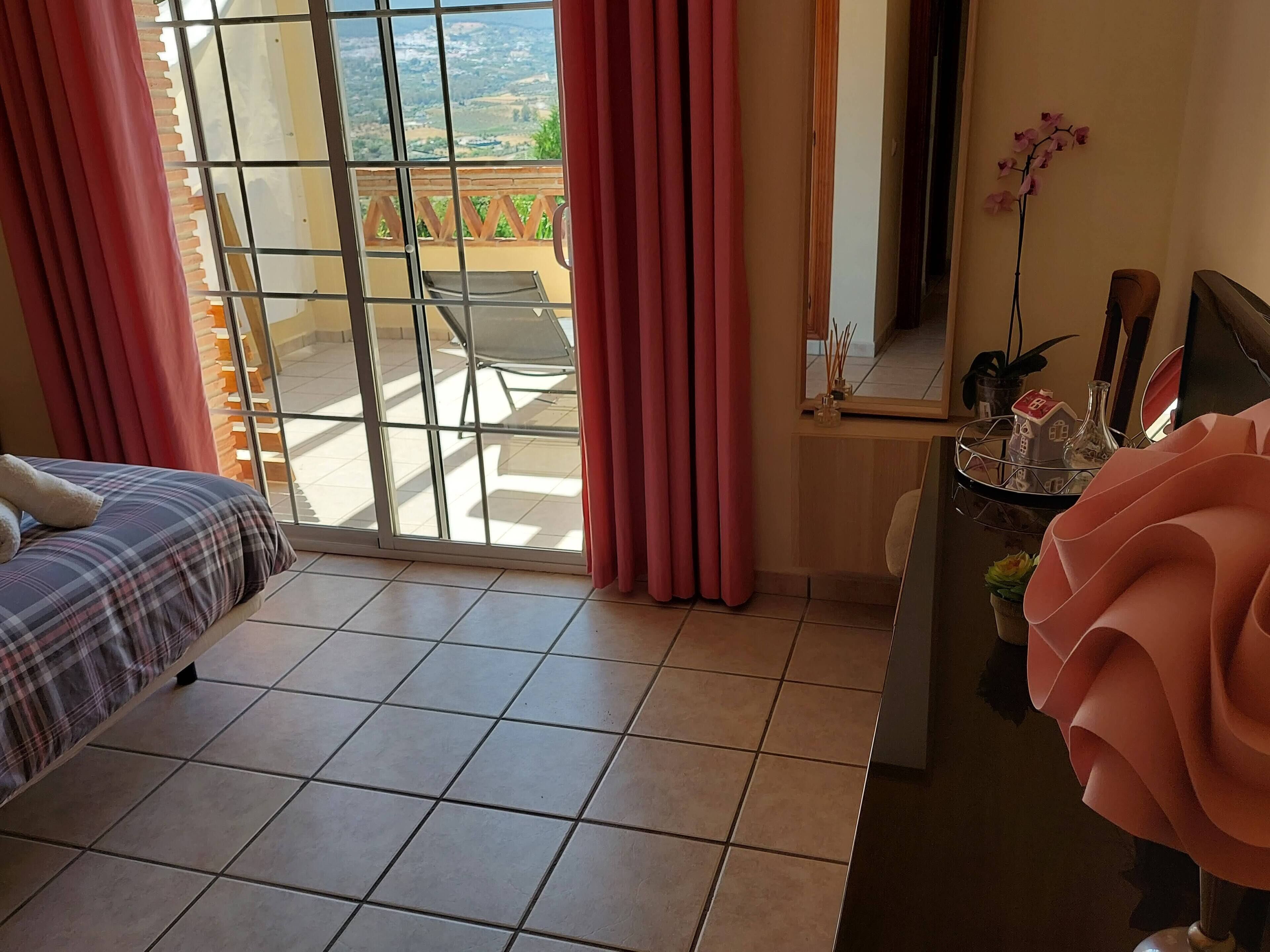 3 chambres, coffres-forts dans les chambres, bureau