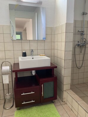 Douche, sèche-cheveux, serviettes fournies