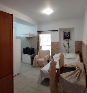 1 dormitori, planxa i posts de planxar, wifi i roba de llit