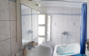 Bathtub, hair dryer, towels, soap - Penny's studio in the heart of Poros (Poros)