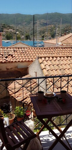 Yota's  Studio in center of Poros