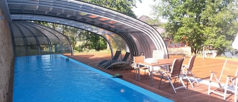 Piscina | Una piscina al aire libre, una piscina climatizada