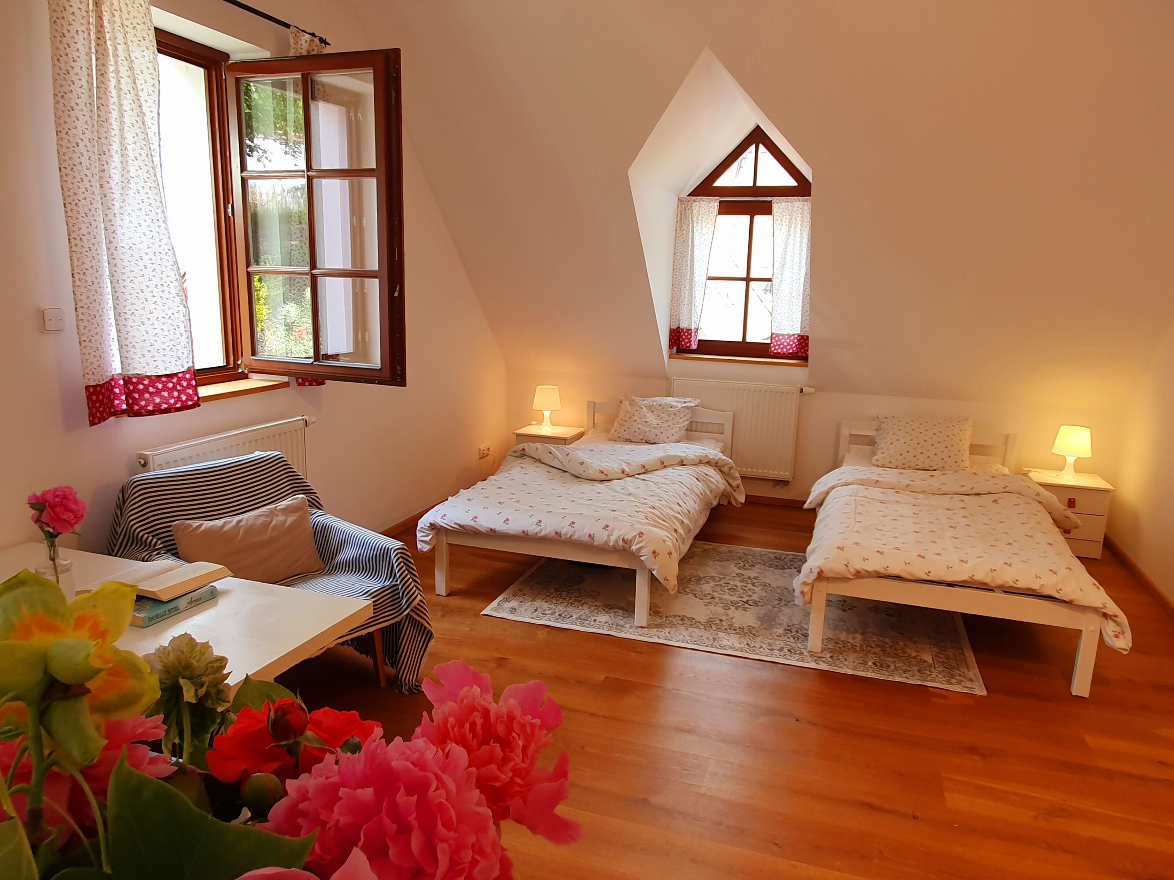 3 habitaciones, escritorio, tabla de planchar con plancha y wifi gratis 