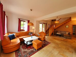 Smart-tv, pejs, dvd-afspiller, bordtennisbord